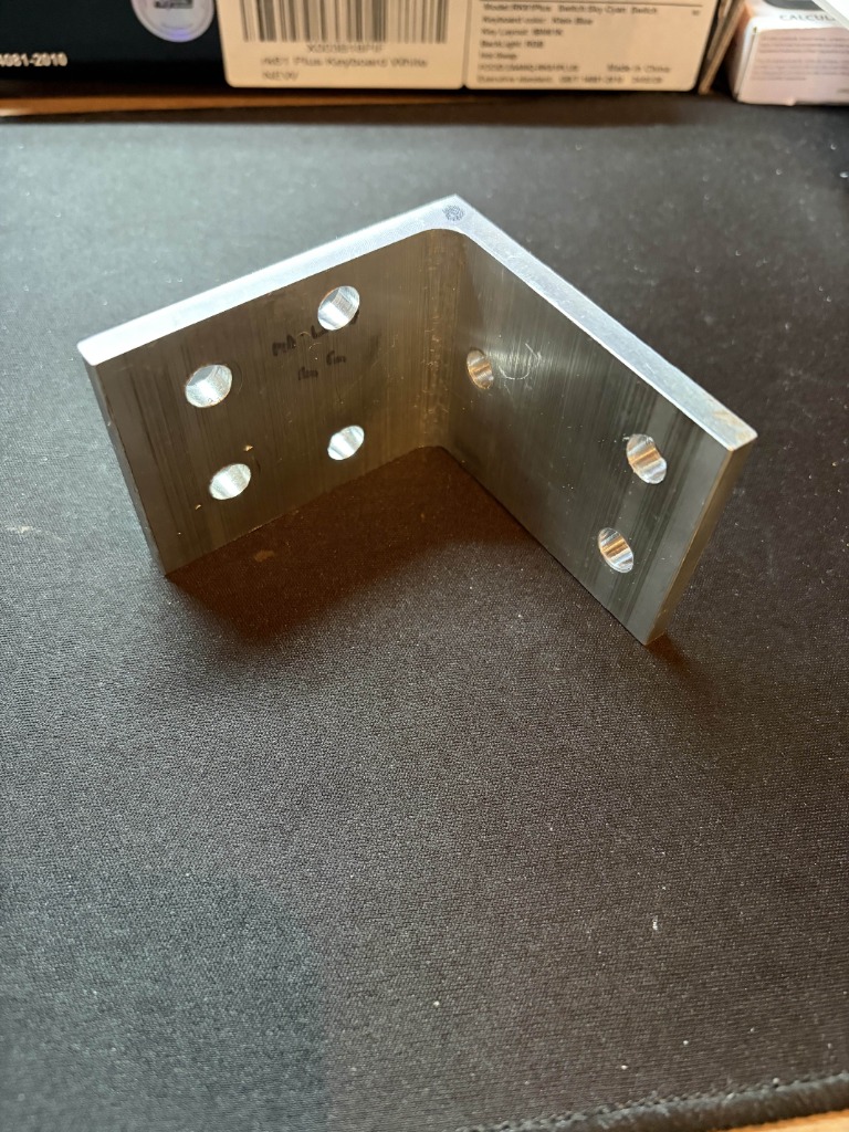 L-bracket mounting component