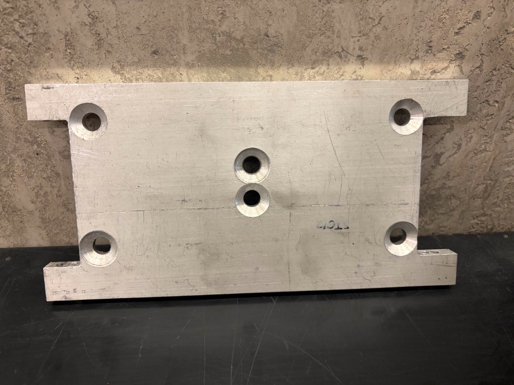 Aluminum mounting plate for suspension assembly