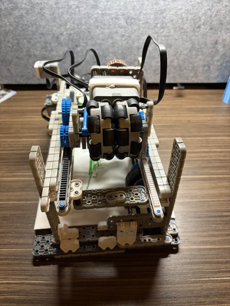 VEX IQ Drawing Robot front view showing gantry mechanism